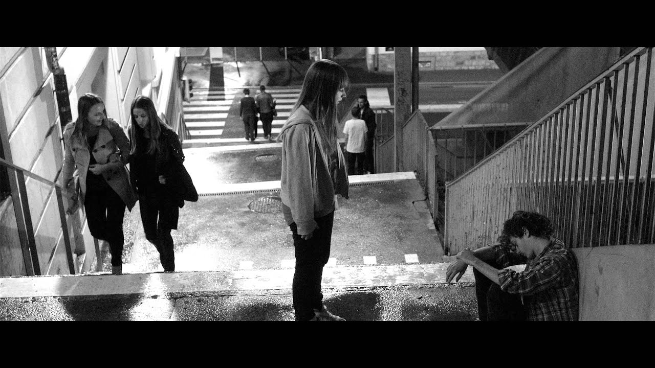 Miniature de la vidéo LEFT FOOT RIGHT FOOT de Germinal Roaux trailer band annonce français du film Left Foot, Right Foot