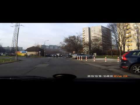 Policja z drogówki naraża życie pieszych...