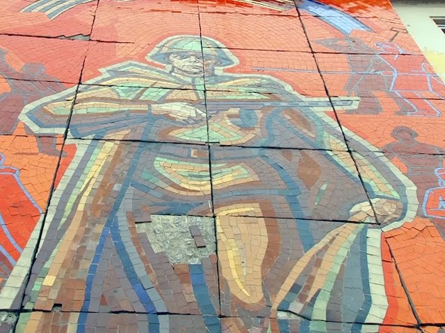 Мозаичным панно не дадут рассыпаться