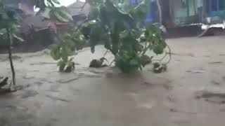 preview picture of video 'Detik detik air sungai meluap menyapu pemukiman warga bentarsari salem'