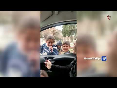 Depremzede çocuk polis megafonuyla şarkı söyledi. Yürekleri dağladı! | #shorts