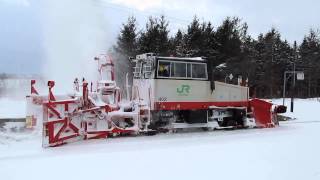 preview picture of video '宗谷本線　兜沼駅２番線を除雪するロータリー除雪機'