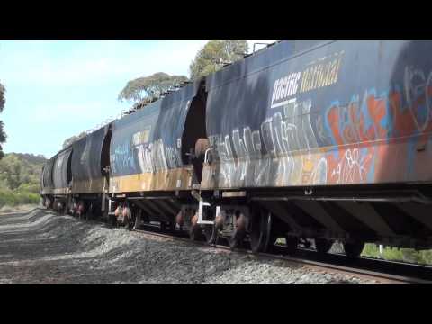 Australian Trains: 9028 Emerald grain climbing Big Hill