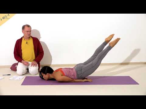 Heuschreckenstellung mit Fäusten auf dem Boden - Yoga Asana Lexikon