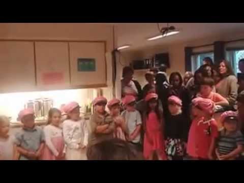 Gråter mens hun synger for mamma