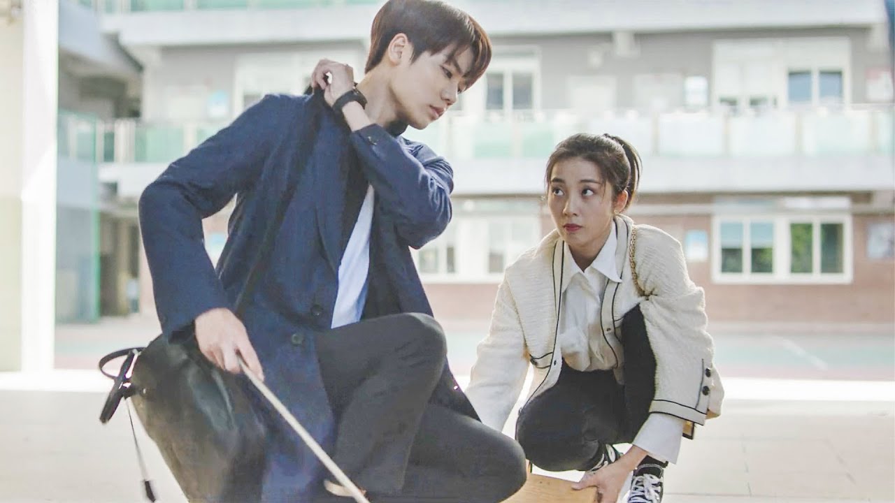 Cinderella helps a handsome blind man, but unexpectedly he turns out to be her idol!