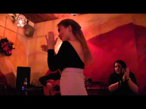 Conchita (15) dances tangos is Bar Gansa, Londen