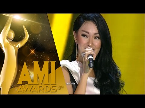 Zaskia Gotik dengan 'Tarik Selimut' [AMI Awards 2016] [28 September 2016]