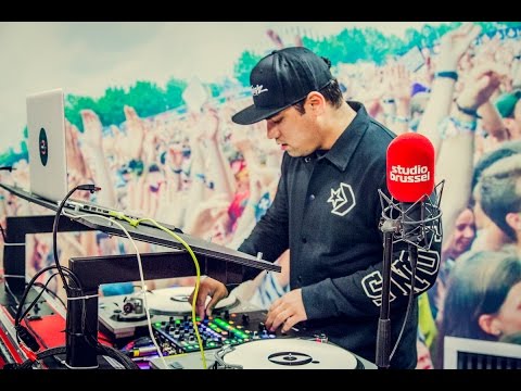 Madfingaz demonstreert zijn deejay skills