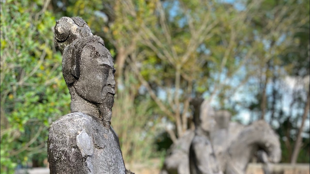 Discover the highlights of Dong Khanh Mausoleum.