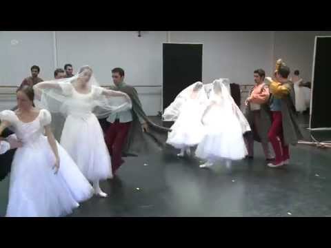Ballet du Capitole - GISELLE / Les costumes (Interviews d'Olivier Bériot et  Marc Deloche)
