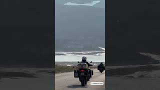 Rodando aos pés do Athabasca Glacier | Expedição Alaska 🏍️ #shorts