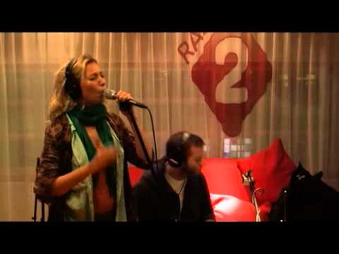 June Noa live met "GTFO" bij Van Holland op Radio 2!