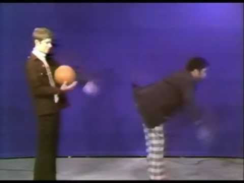 A Man Awkwardly Passes a Basketball to Globetrotter Hallie Bryant for 10 Minutes