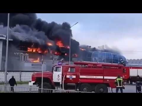 Автосалон с десятками новых болидов выгорел на 400 квадратах. Real video