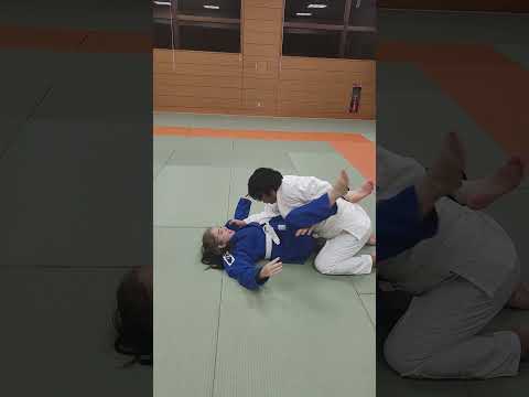 ブラジリアン柔術飛び突きガードポジションから三角絞め