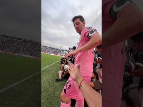 OMG🤯🧤🔥LOOK WHO IS INFRONT OF YOU! #ytshorts #ronaldo #messi #fypシ #football