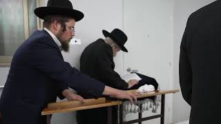 💥דרמה, לראשונה בשידור ישיר: מחזה הוד ומעורר השראה, תיעוד תפילת מעריב אצל מנהיג הדור מרן רבי דוב לנדו