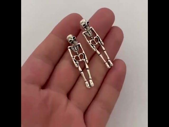 Vídeo relacionado con Qings Pendientes Fantasma para Mujer Plata de Ley 925 Pequeños Pendientes Luminosos Halloween Calavera Esqueleto Glow in the Dark Joyas