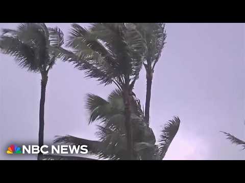 Hurricane Lowell barrels towards Hawaii