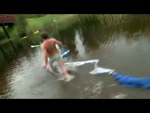 Här slänger Christer av sig kläderna och kastar sig i ån - Spring! (TV4)