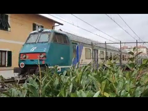 E464 394 piano ribassato Mazinga,transito treno regionale veloce a Chiavari sulla linea Pisa Genova