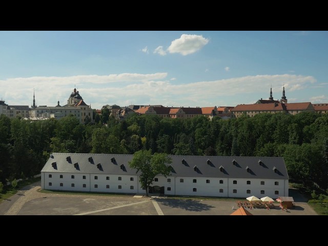 youtube: Dokončovací stavební práce na objektu Velkého dělostřeleckého skladu Korunní pevnůstky v Olomouci