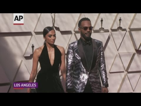 On the Academy Awards red carpet, stars including Juicy J and Questlove reacted to R. Kelly's sexual abuse charges. (Feb. 24)