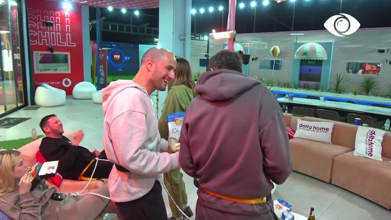 Grupi i Evës kërcejnë në verandë