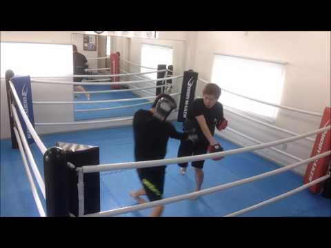 右ストレートを左手でパリーしてからジャブ。大阪のボクシングジム、ソアーボクシング