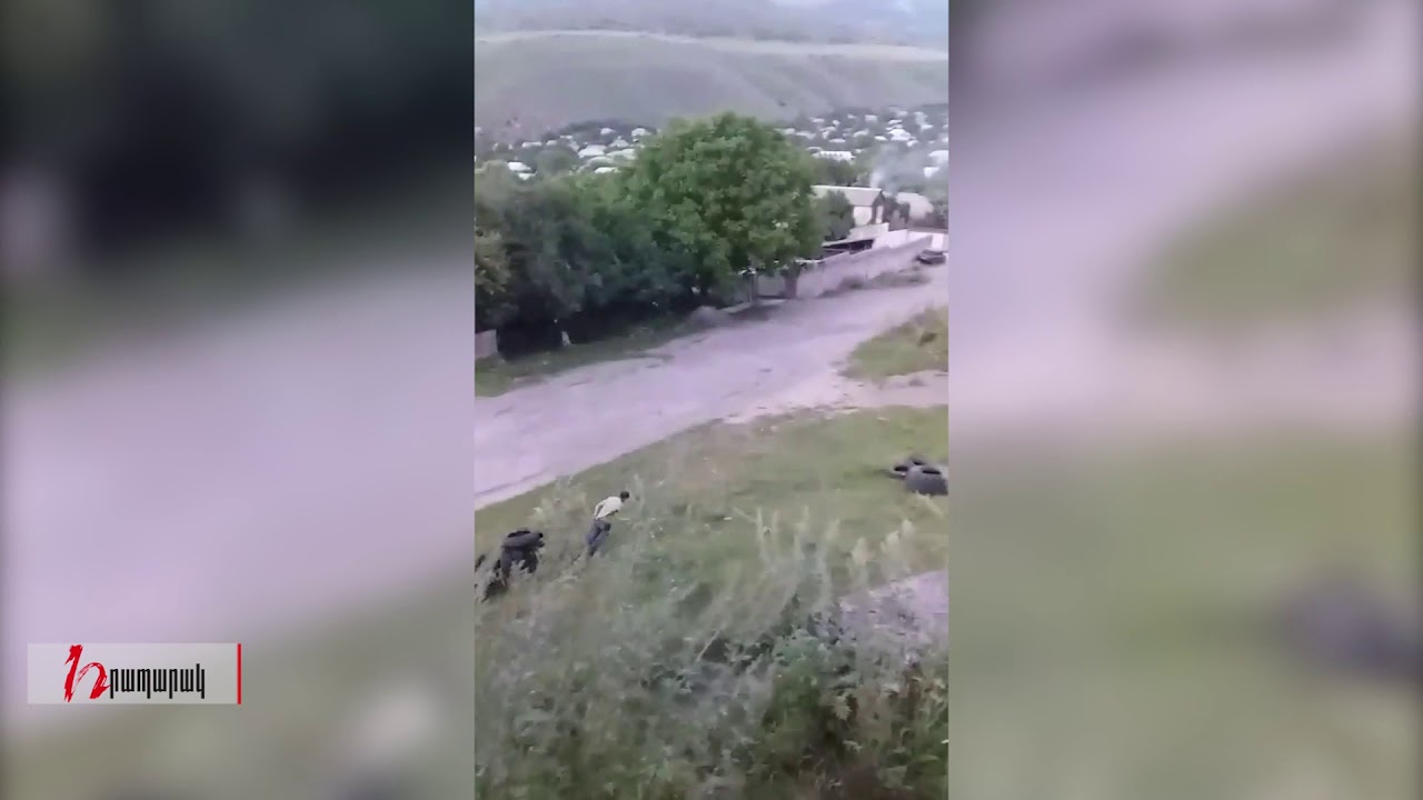 Գուգարք գյուղի պատանի բնակիչը սայլակով տեղափոխում է իր հավաքած անվադողերը