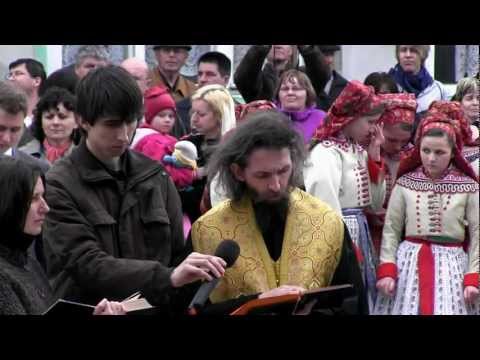 HRUBÁ VRBKA - OŽIVLÁ HISTORIE: část  panychidy za zesnulé před památníkem padlých