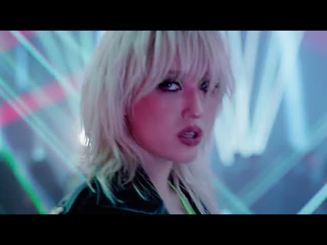 Das Video zu 'FAST FORWARD' (jetzt ansehen)