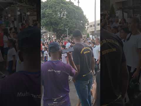 Desfile em Entre Folhas mg