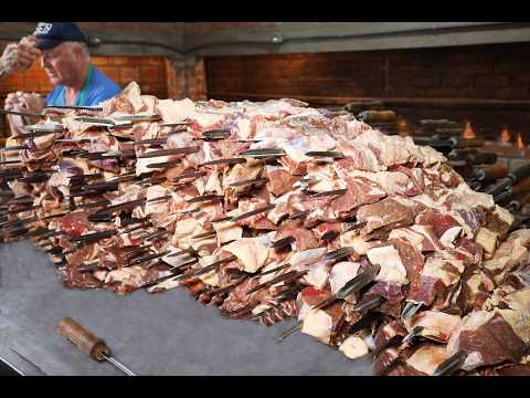 Churrasco de espeto corrido - rodízio. Carnes na salmoura com temperos: costela, maminha, alcatra