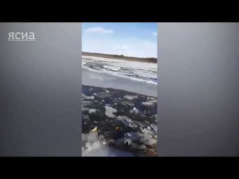 ВИДЕОФАКТ: В Якутии трое мужчин с ребенком переходят реку прямо во время ледохода