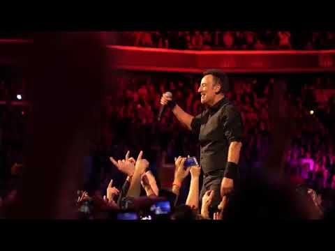 Bruce Springsteen   Hungry heart   Washington DC 29 1 2016 crowd surf multicam IM9zAl 2x9w 360p 1
