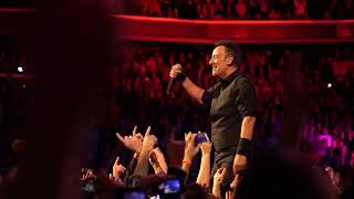 Bruce Springsteen   Hungry heart   Washington DC 29 1 2016 crowd surf multicam IM9zAl 2x9w 360p 1