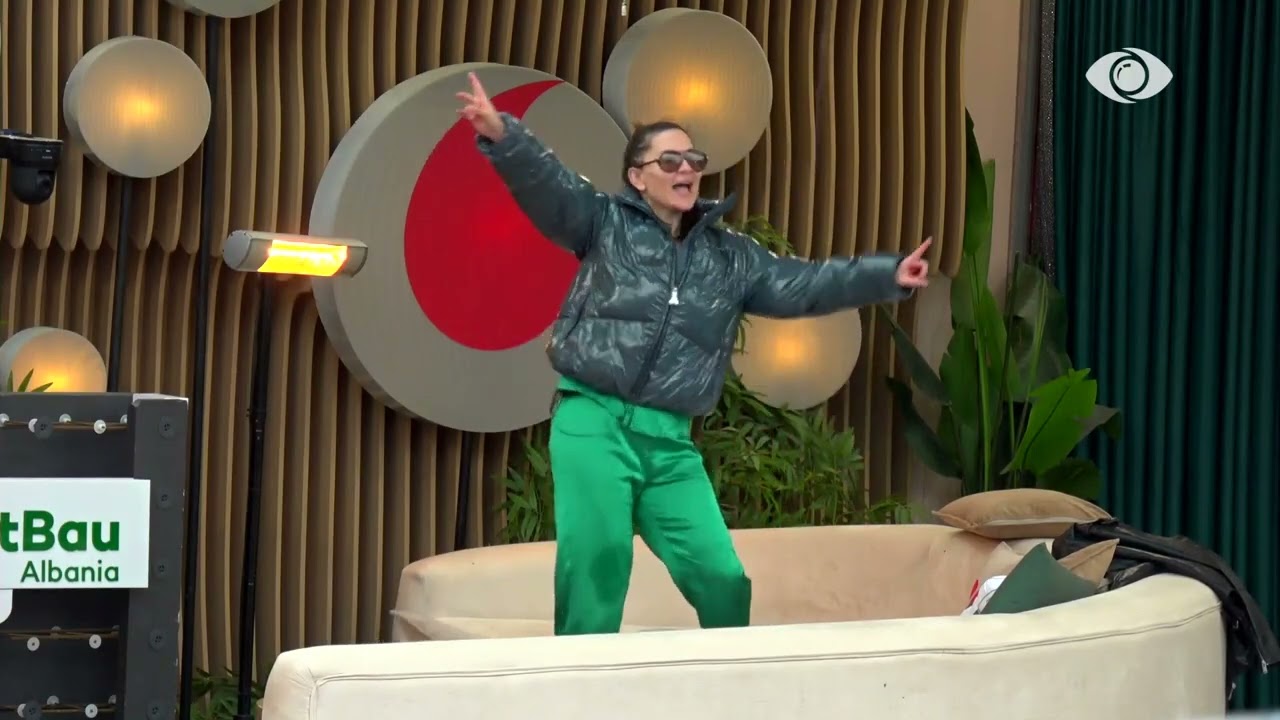 Rozana dhe Laerti nisin mëngjesin me energji, kërcejnë së bashku