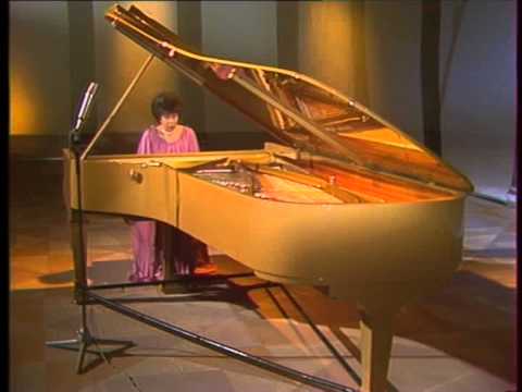 Играет В. Горностаева