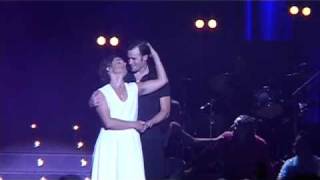 Stenmarck kysser Andreas Johnson i klänning