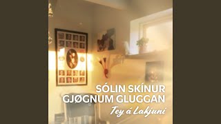 Sólin skínur gjøgnum gluggan