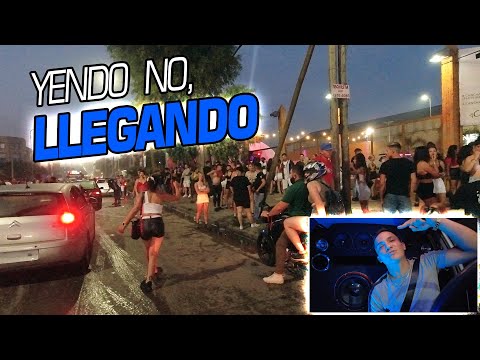 ESCUCHANDO "YENDO NO, LLEGANDO" CON UN SONIDO RE PICANTE POR LA PUERTA DE UNA DISCOTECA