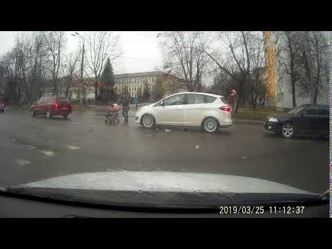 В мережі з’явилось відео з моменту ДТП з маленькою дитиною на Тролейбусній. ВІДЕО