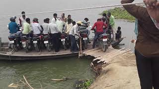 preview picture of video 'Dekhiye aise Log Cross krte h Boat se Bike Bihar me'