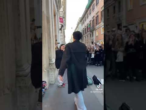 Tananai canta con artista di strada Virginia Mingoli