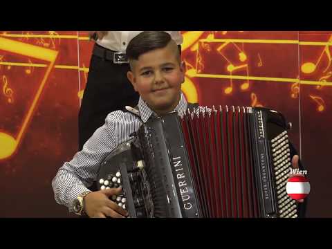 Kristijan Kiki Markovic i Skola Dimic - Bratski splet - Sezam produkcija (Tv Sezam 2019)