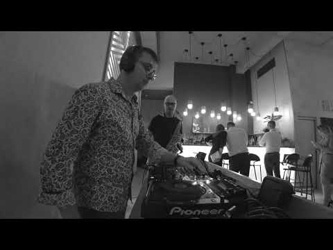 Саксофонист и диджей играют на частной вечеринке в Лофте "Витрина"