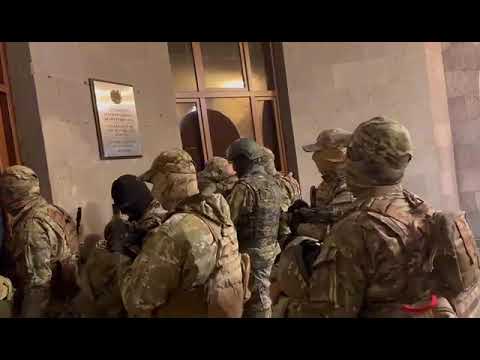 ՀՆՎ-ի զինված զորքը մտավ Կառավարության շենք