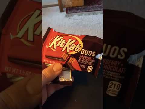 KitKat Duos Strawberry + Dark Chocolate Review